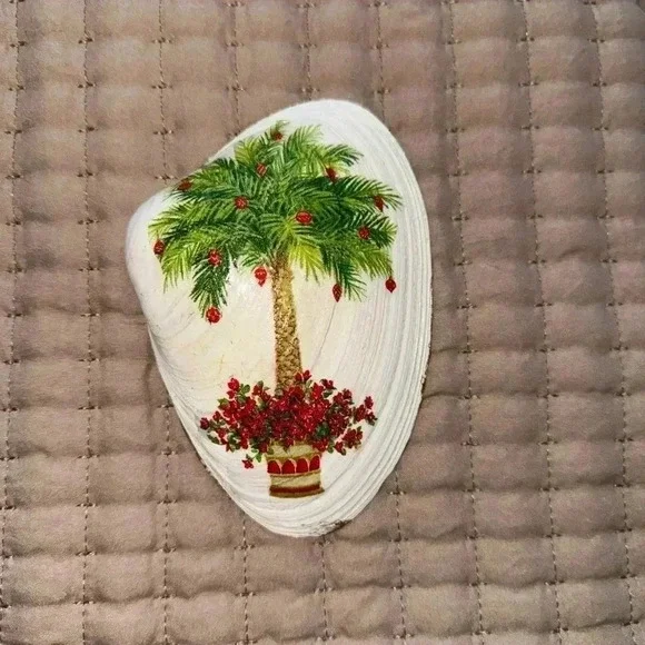 HANDMADE 2 SIDED CLAM SHELL ART/CHRISTMAS FLAMINGOS. 🦩 - Picture 2 of 3